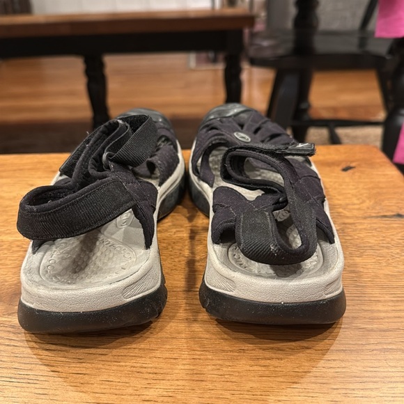 Keen ladies 9.5 sandals - Picture 8 of 9